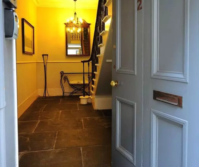تختخواب و صبحانه The Townhouse