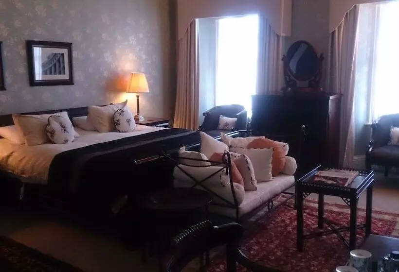 تختخواب و صبحانه The Townhouse