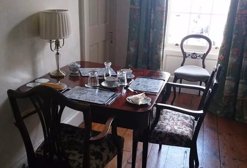 تختخواب و صبحانه The Townhouse
