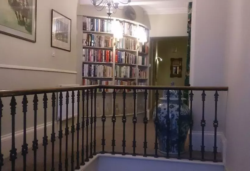 تختخواب و صبحانه The Townhouse