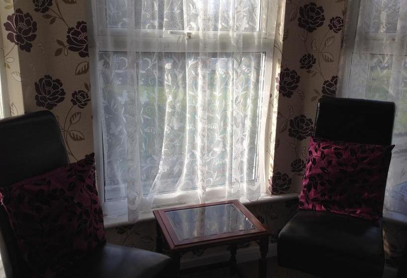 تختخواب و صبحانه Sandcastles Guest House