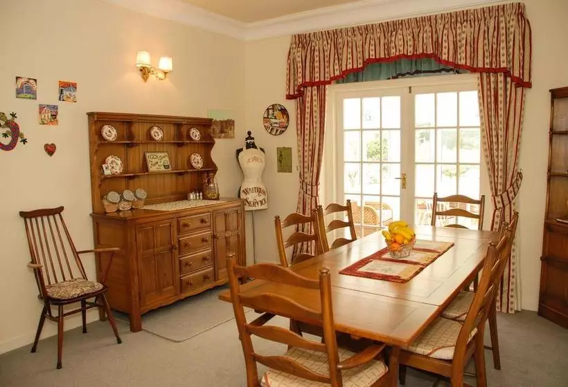 تختخواب و صبحانه Vicarsford Lodge Guest House