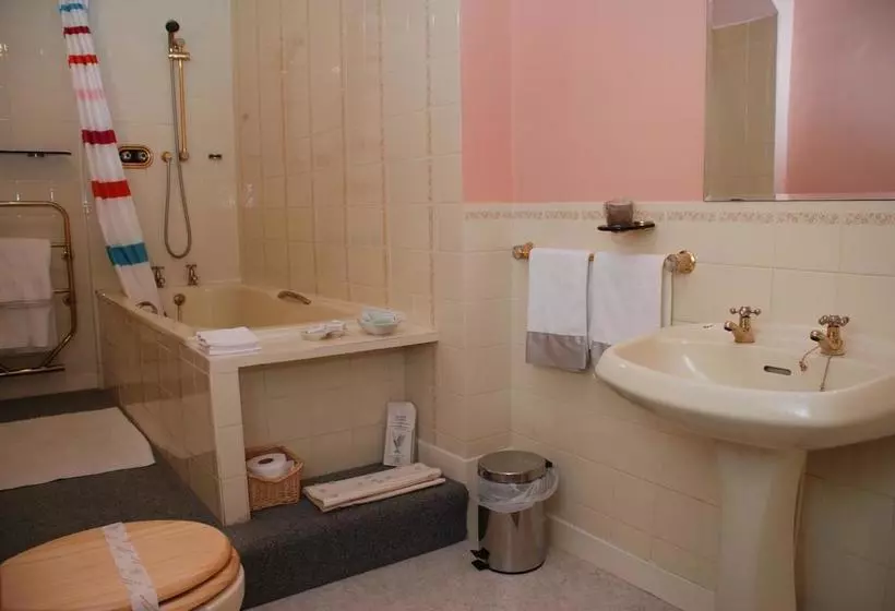 تختخواب و صبحانه Vicarsford Lodge Guest House