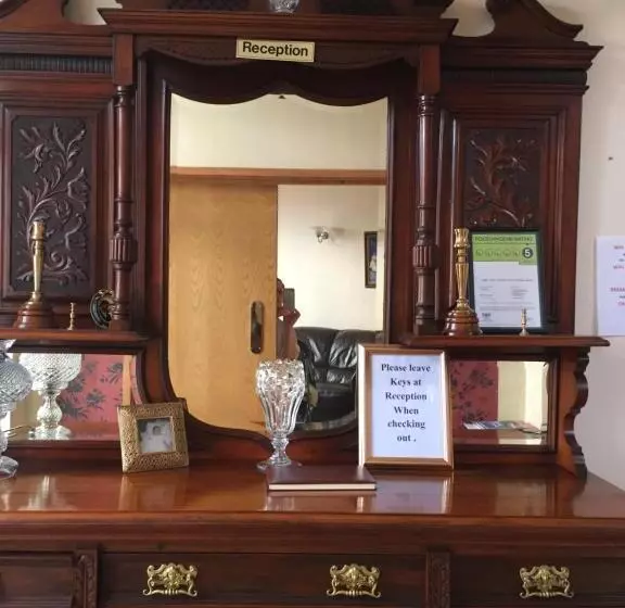 هتل Albany Lodge