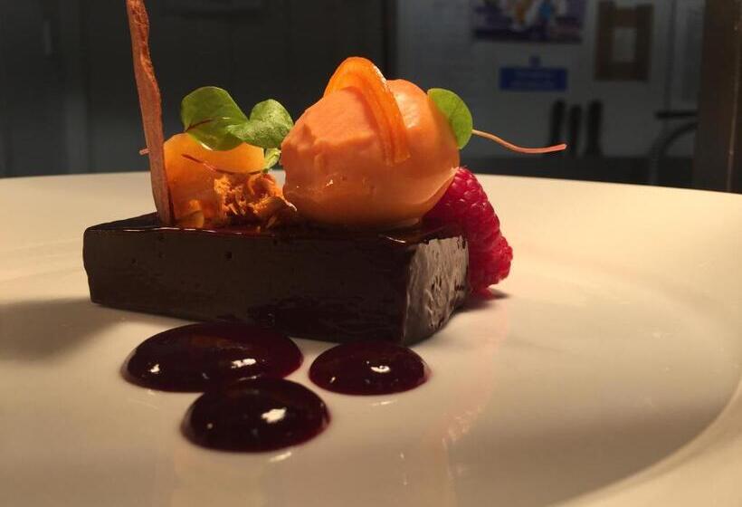 Number 44 Hotel & Bar