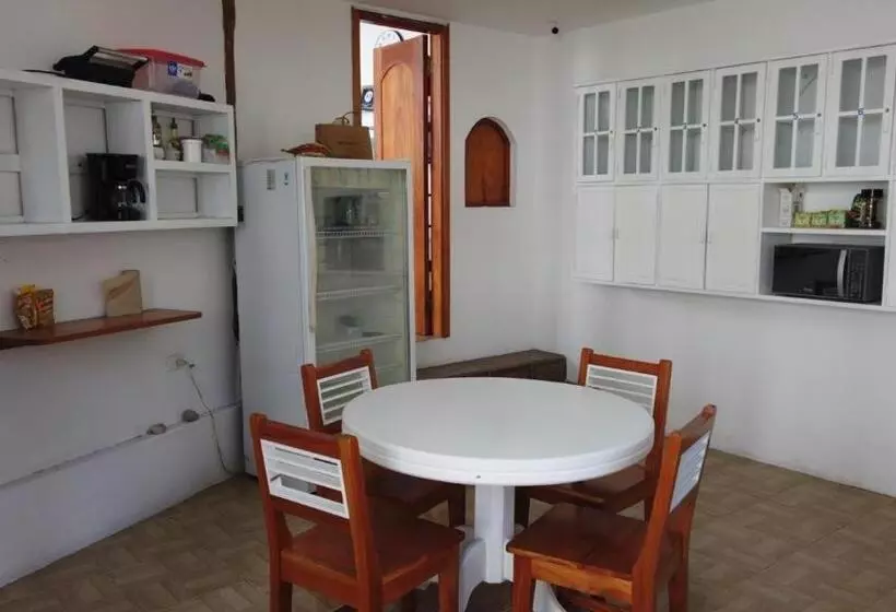 ユースホステル Hostal White House Galapagos
