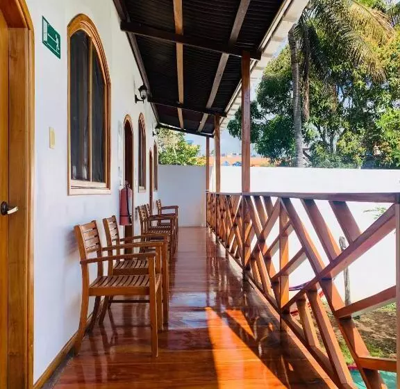 ユースホステル Hostal White House Galapagos