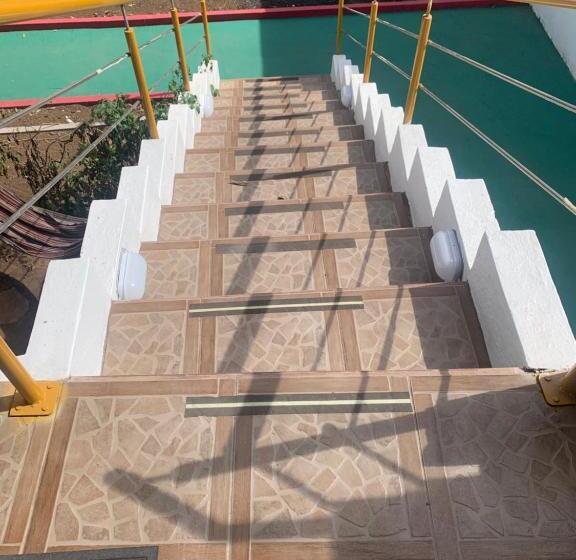 הוסטל Hostal White House Galapagos