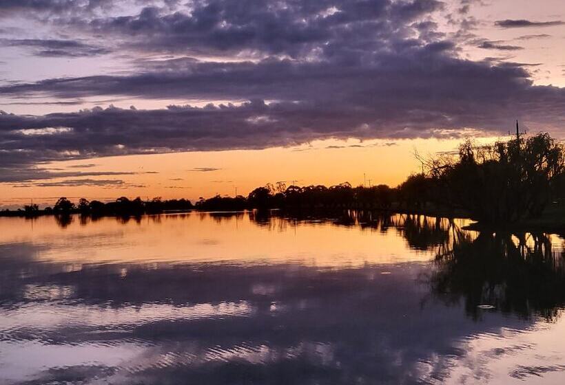 בית מלון כפרי Kangaroo Lake C & C Park