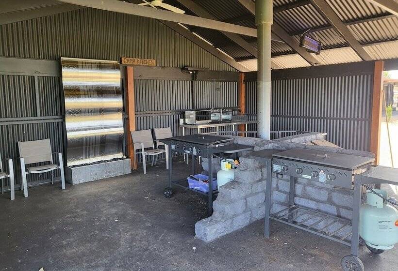 בית מלון כפרי Kangaroo Lake C & C Park