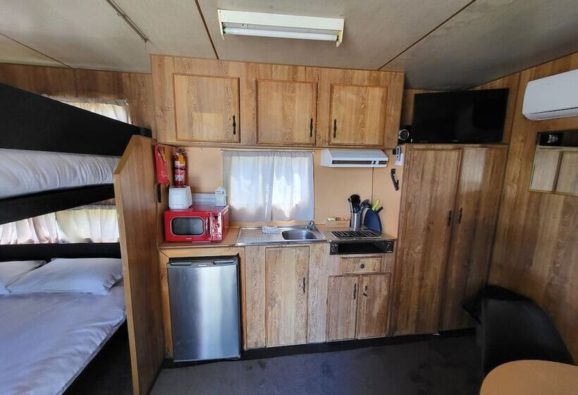 בית מלון כפרי Kangaroo Lake C & C Park