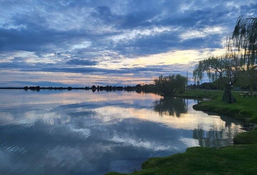 בית מלון כפרי Kangaroo Lake C & C Park