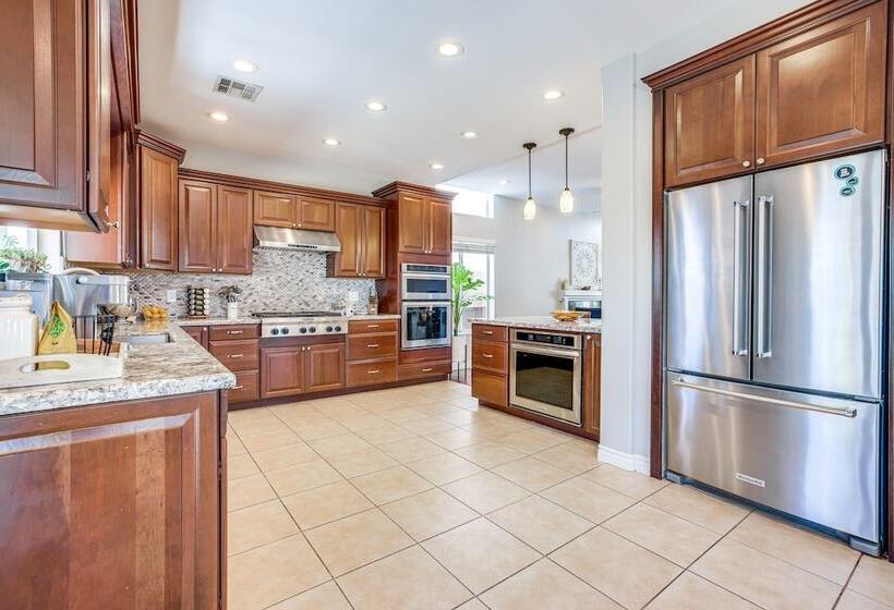 Large Las Vegas Home W/ Pool, Hot Tub + Game Room