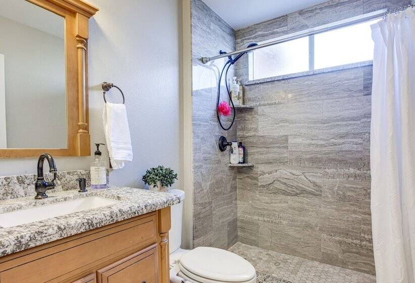 Large Las Vegas Home W/ Pool, Hot Tub + Game Room