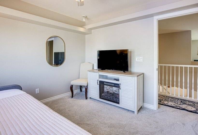 Large Las Vegas Home W/ Pool, Hot Tub + Game Room