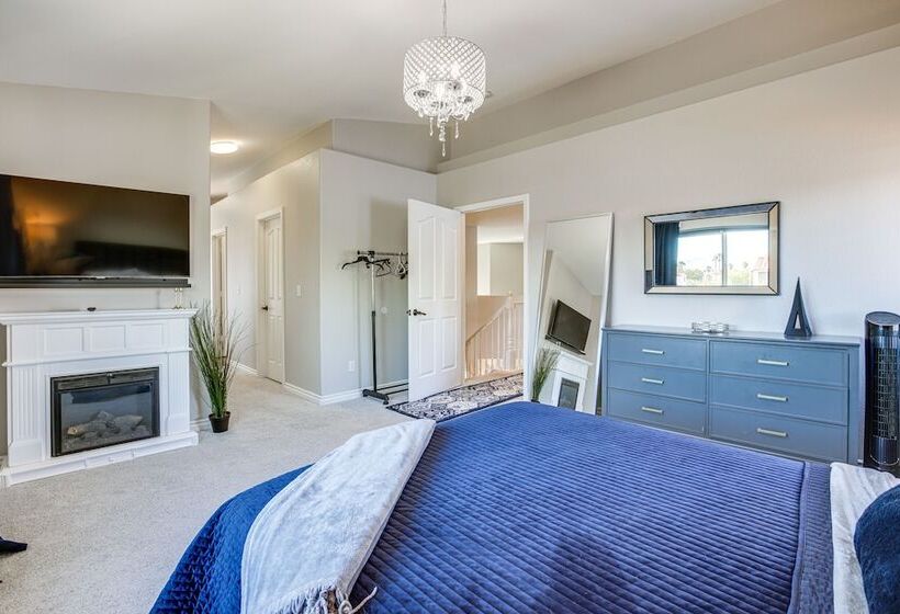 Large Las Vegas Home W/ Pool, Hot Tub + Game Room