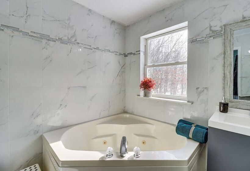 Long Pond Home W/ Private Hot Tub & Game Room