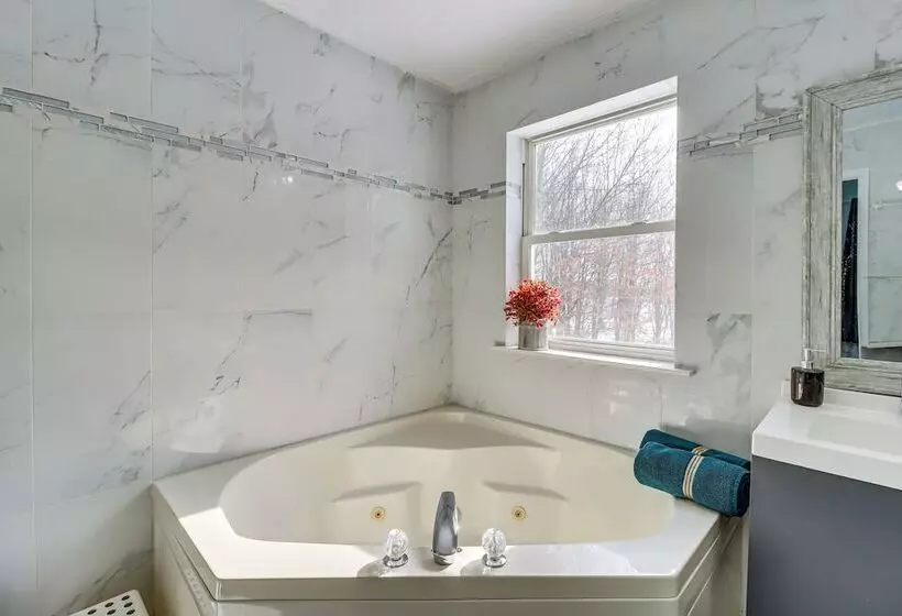 Long Pond Home W/ Private Hot Tub & Game Room