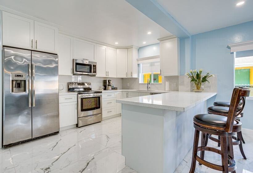 North Miami Home W/ Central A/c: Walk To Beaches!