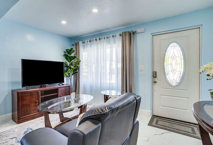 North Miami Home W/ Central A/c: Walk To Beaches!