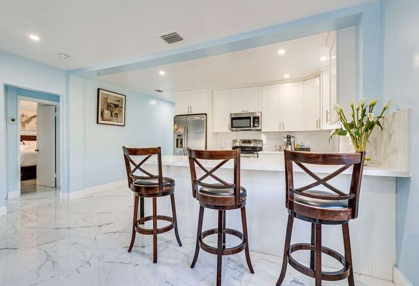 North Miami Home W/ Central A/c: Walk To Beaches!