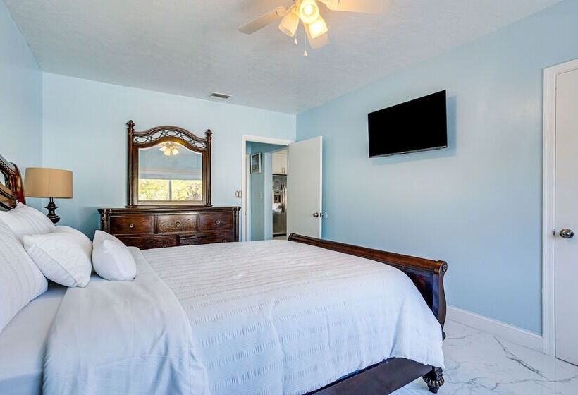 North Miami Home W/ Central A/c: Walk To Beaches!