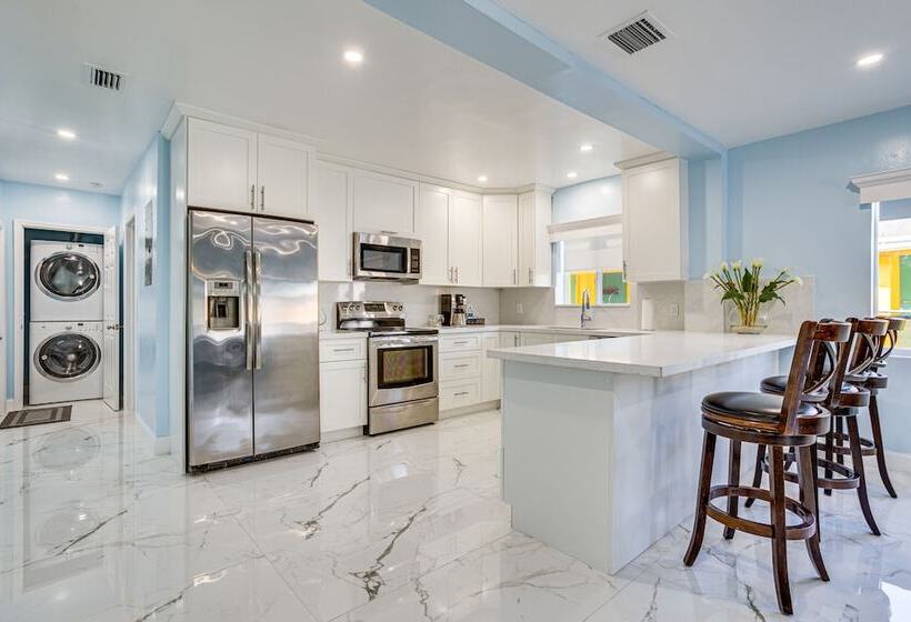 North Miami Home W/ Central A/c: Walk To Beaches!