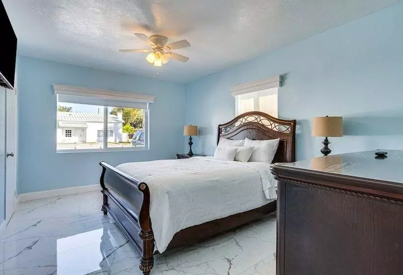 North Miami Home W/ Central A/c: Walk To Beaches!