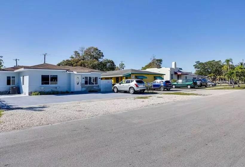 North Miami Home W/ Central A/c: Walk To Beaches!