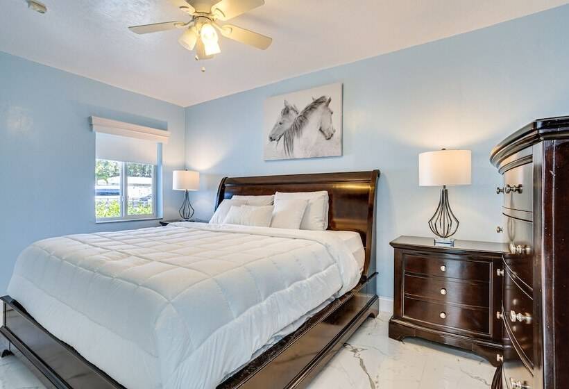 North Miami Home W/ Central A/c: Walk To Beaches!