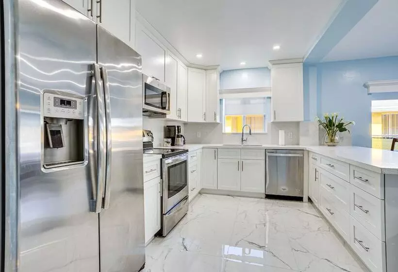 North Miami Home W/ Central A/c: Walk To Beaches!