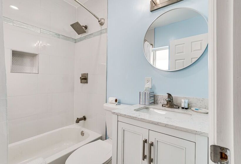 North Miami Home W/ Central A/c: Walk To Beaches!