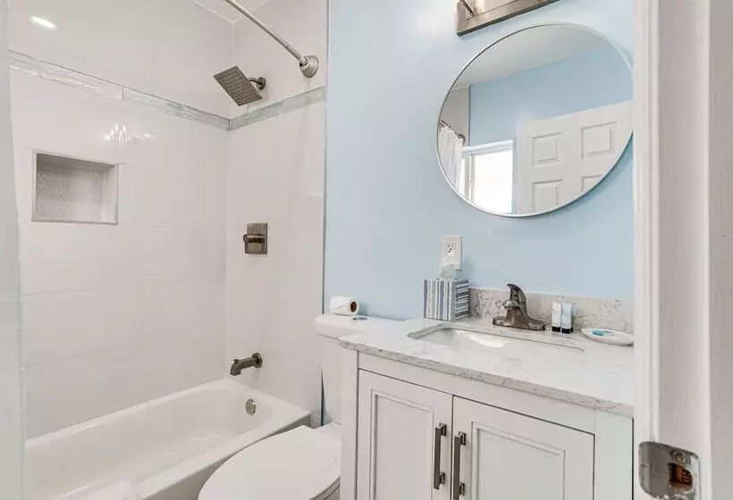 North Miami Home W/ Central A/c: Walk To Beaches!