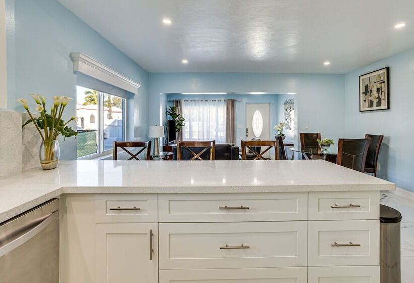 North Miami Home W/ Central A/c: Walk To Beaches!