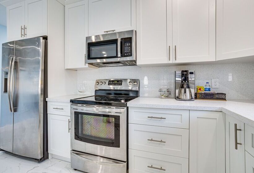 North Miami Home W/ Central A/c: Walk To Beaches!