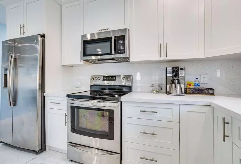 North Miami Home W/ Central A/c: Walk To Beaches!