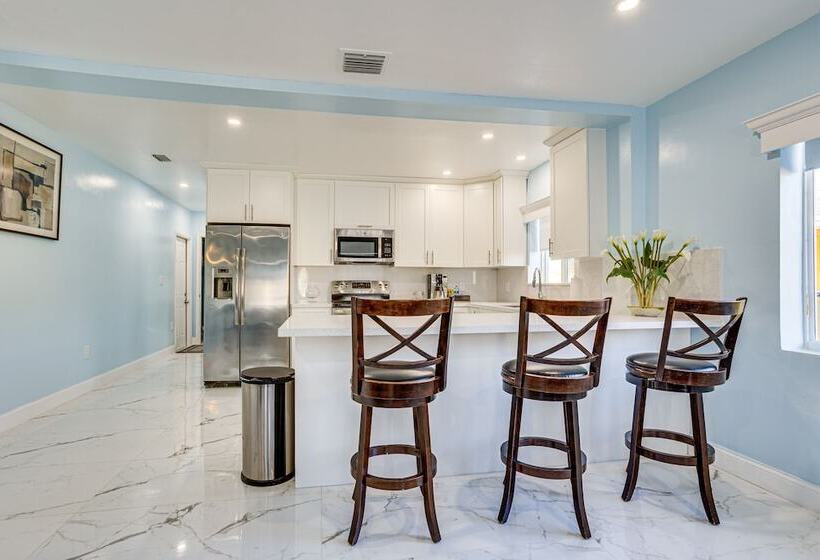 North Miami Home W/ Central A/c: Walk To Beaches!