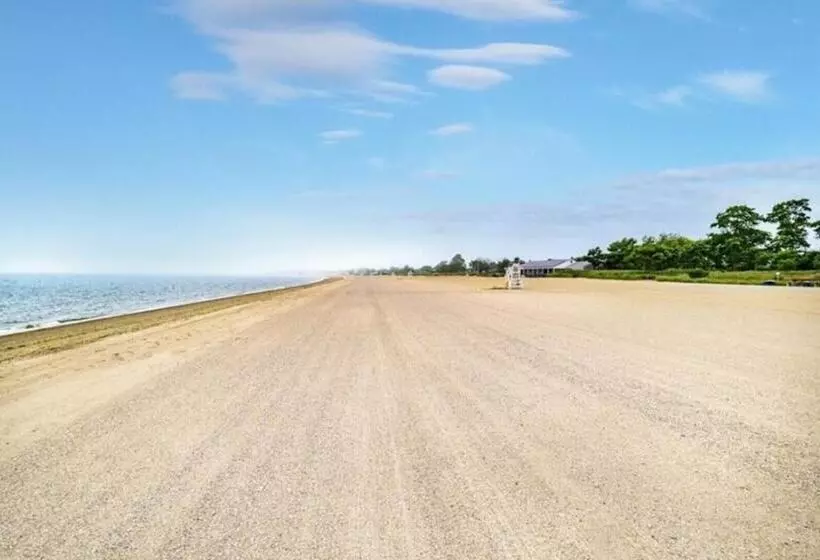 Residenssi Black Rock Home   4 Bed   Jacuzzi Bath   Beach