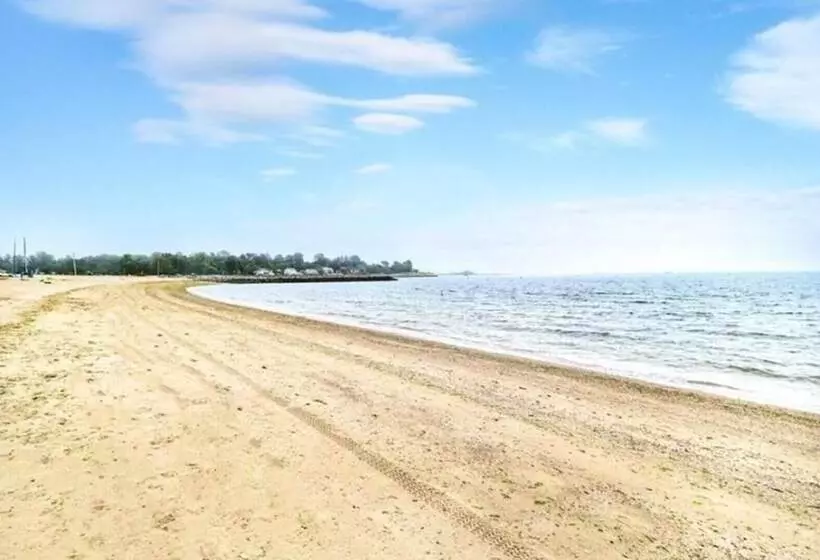 Residenssi Black Rock Home   4 Bed   Jacuzzi Bath   Beach