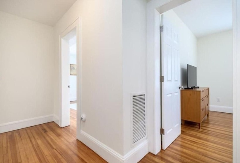 اقامتگاه Black Rock Home 4 Bed Jacuzzi Bath Beach