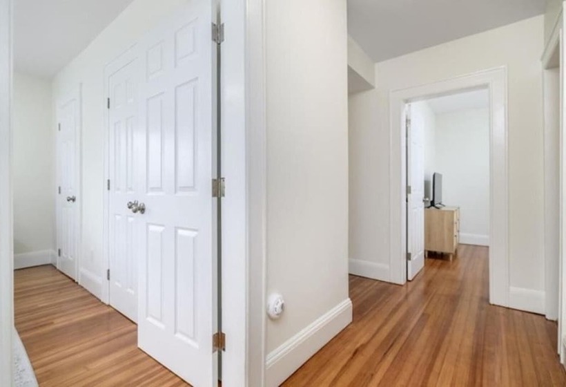 اقامتگاه Black Rock Home 4 Bed Jacuzzi Bath Beach