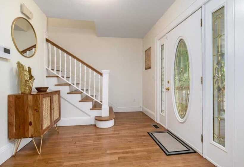 اقامتگاه Black Rock Home 4 Bed Jacuzzi Bath Beach