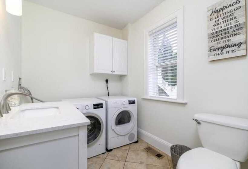 اقامتگاه Black Rock Home 4 Bed Jacuzzi Bath Beach