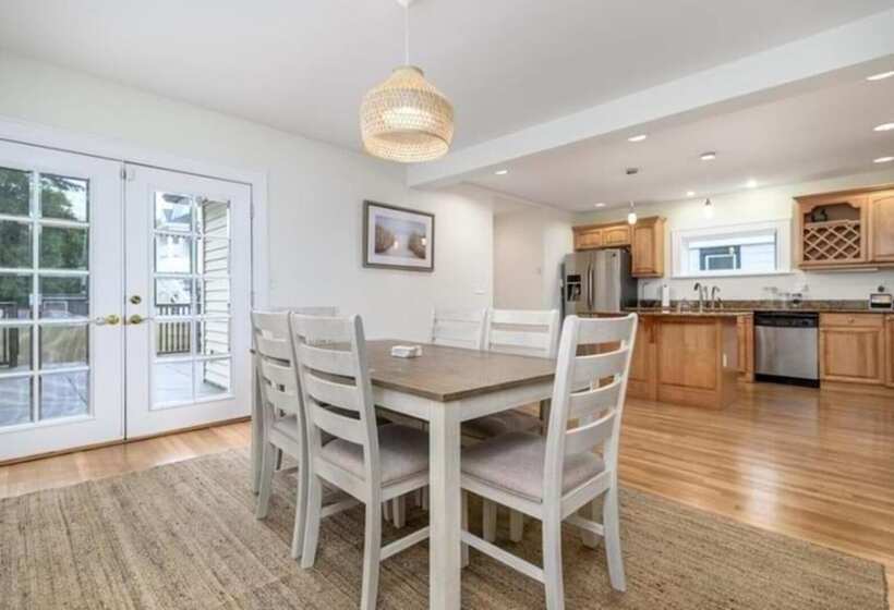 اقامتگاه Black Rock Home 4 Bed Jacuzzi Bath Beach