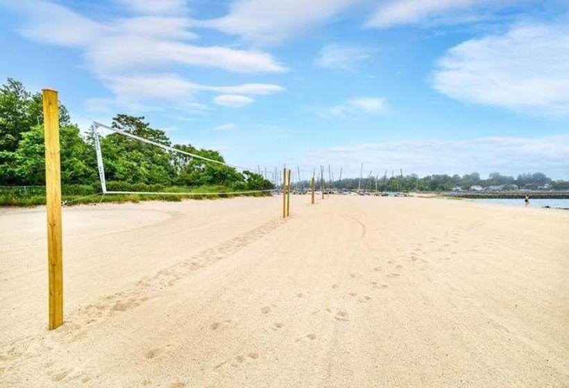 اقامتگاه Black Rock Home 4 Bed Jacuzzi Bath Beach