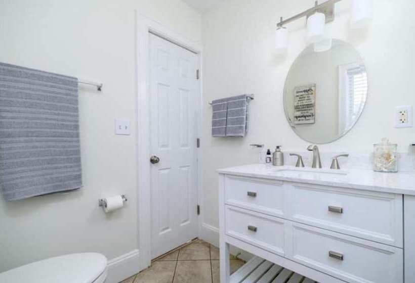 اقامتگاه Black Rock Home 4 Bed Jacuzzi Bath Beach