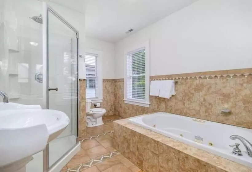 Residenssi Black Rock Home   4 Bed   Jacuzzi Bath   Beach