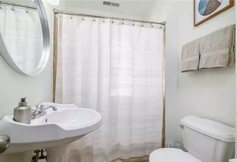 Residenssi Black Rock Home   4 Bed   Jacuzzi Bath   Beach