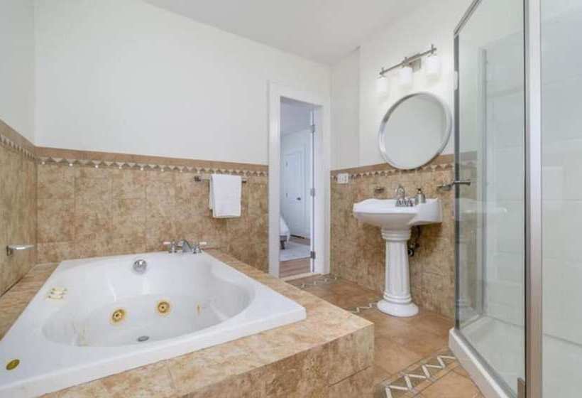 اقامتگاه Black Rock Home 4 Bed Jacuzzi Bath Beach