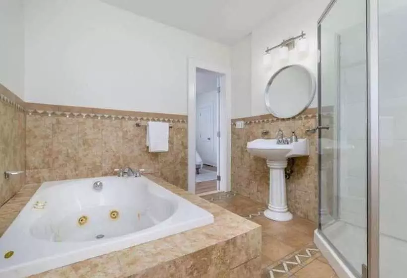 Residenssi Black Rock Home   4 Bed   Jacuzzi Bath   Beach